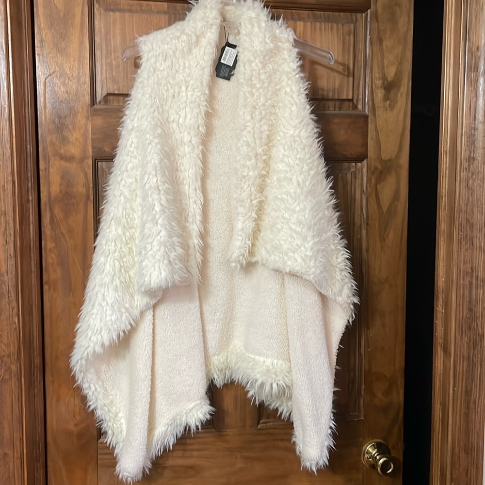 NWTs Ladies b. Boutique by evergreen cream faux fur vest One Size